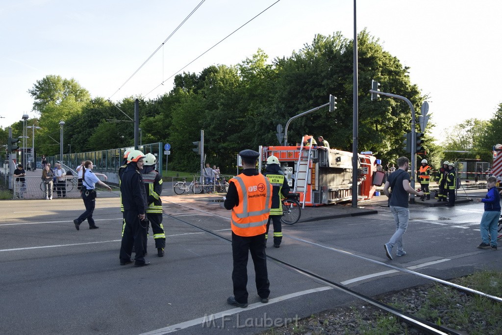 TLF 4 umgestuerzt Koeln Bocklemuend Ollenhauer Ring Militaerringstr P029.JPG - Miklos Laubert